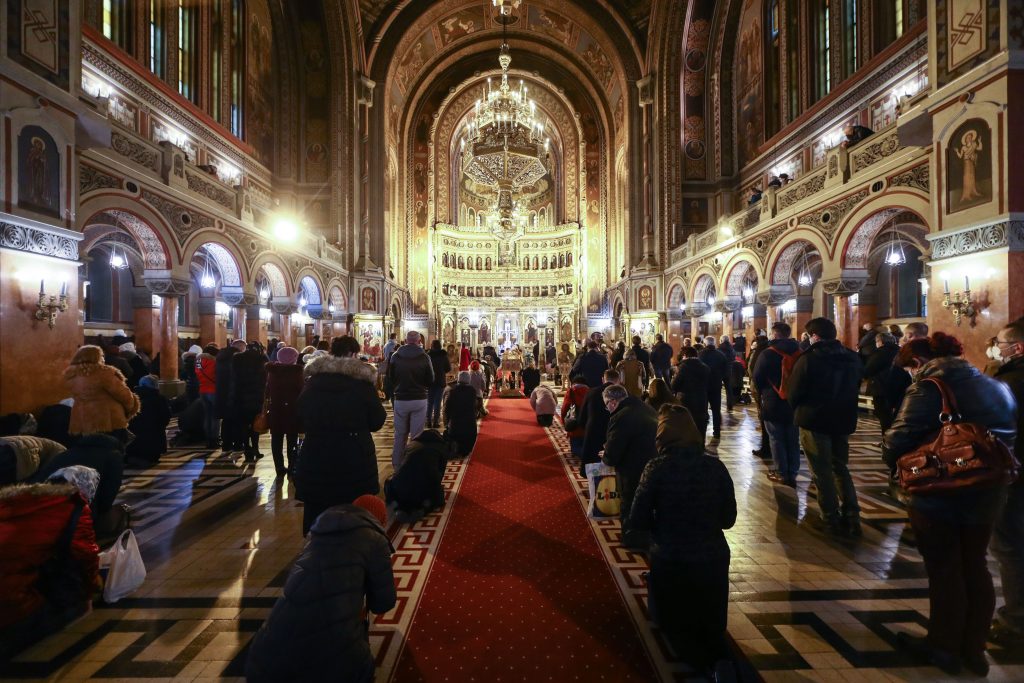 Credinciosii paricipa la slujba religioasa prilejuita de sarbatoarea Botezului Domnului (Boboteaza), la Catedrala Mitropolitana din Timisoara, miercuri, 6 ianuarie 2021. DANI AMARIEI / MEDIAFAX FOTO