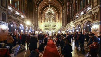 Credinciosii paricipa la slujba religioasa prilejuita de sarbatoarea Botezului Domnului (Boboteaza), la Catedrala Mitropolitana din Timisoara, miercuri, 6 ianuarie 2021. DANI AMARIEI / MEDIAFAX FOTO