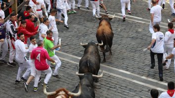oameni alearga din fata taurilor in pamplona