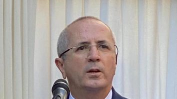 daniel coriu vorbeste la microfon