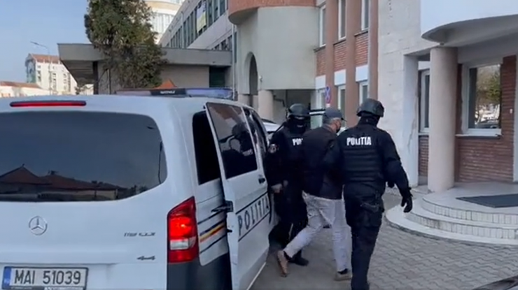 VIDEO. Percheziții, după ce o femeie a fost înșelată de doi bărbați cu 60.000 de lire sterline