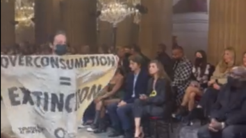 VIDEO. O protestatară pentru mediu a pătruns pe scena show-ului Louis Vuitton și a fost trântită la pământ de pază