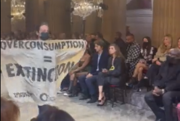 VIDEO. O protestatară pentru mediu a pătruns pe scena show-ului Louis Vuitton și a fost trântită la pământ de pază
