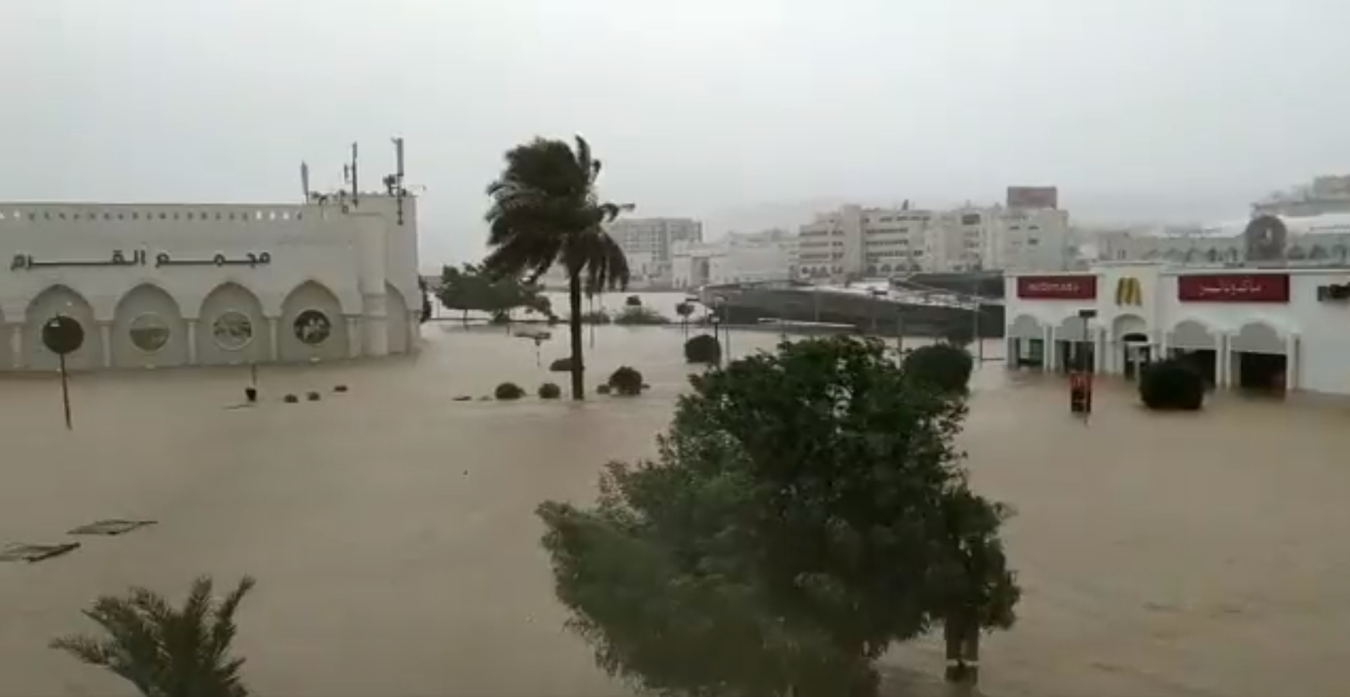 VIDEO. Străzi inundate, case distruse și electricitate tăiată într-o capitală cu 1,5 milioane de locuitori care este ocupată de ape. Pericolul amenință și alte state