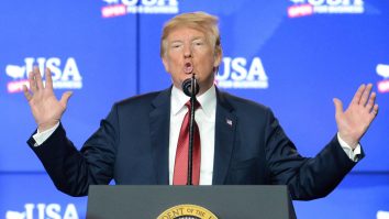 Donald Trump ]n timpul unui discurs.