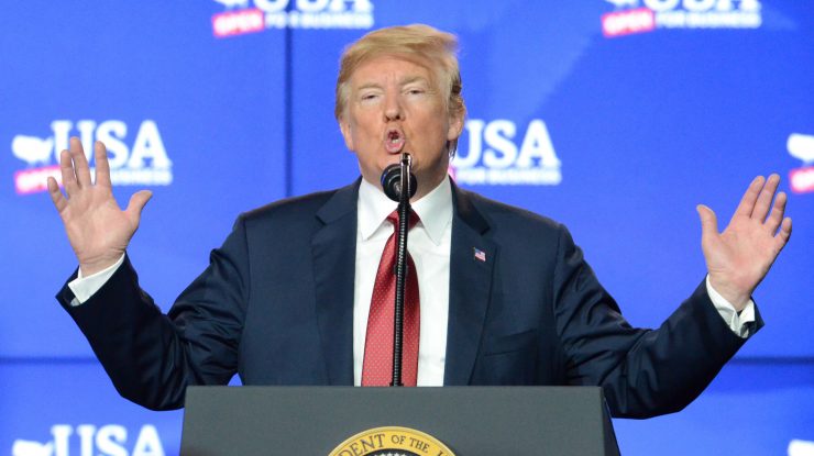 Donald Trump ]n timpul unui discurs.