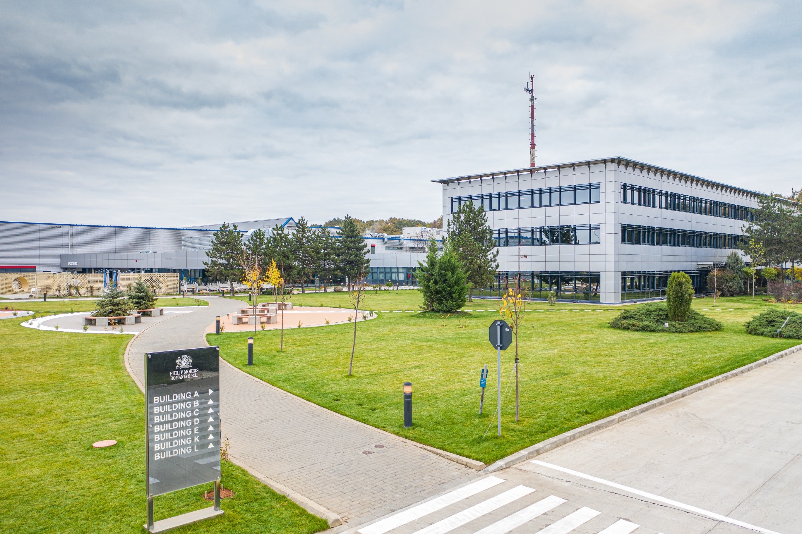 Producătorul de țigarete Philip Morris International mai investește 100 de milioane de dolari în fabrica din Otopeni, unde produce consumabile pentru IQOS