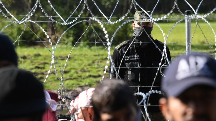 Lituania isi inchide granita