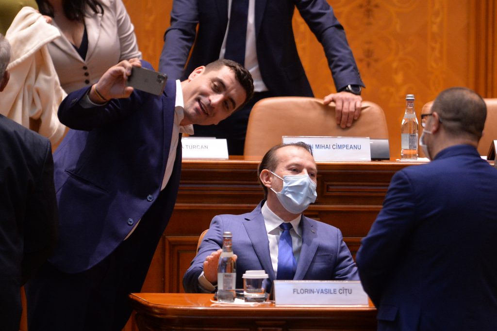 George Simion și Florin Cîțu, în Parlament, la dezbaterea moțiunii de cenzură. Foto: Alexandru Dobre/Mediafax