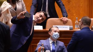 George Simion și Florin Cîțu, în Parlament, la dezbaterea moțiunii de cenzură. Foto: Alexandru Dobre/Mediafax