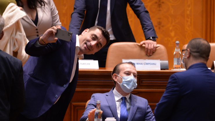 George Simion și Florin Cîțu, în Parlament, la dezbaterea moțiunii de cenzură. Foto: Alexandru Dobre/Mediafax