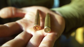 doua gloante tinute intr-o palma