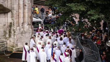Abuzuri sexuale în biserică: Mii de pedofili în Biserica Franceză, arată o anchetă