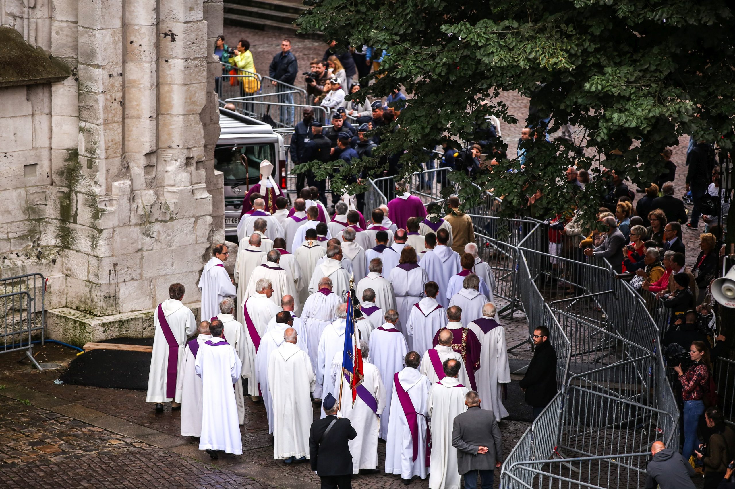 O nouă anchetă zguduie biserica catolică: „Dovezile arată că au fost mii de pedofili în rândul clericilor”