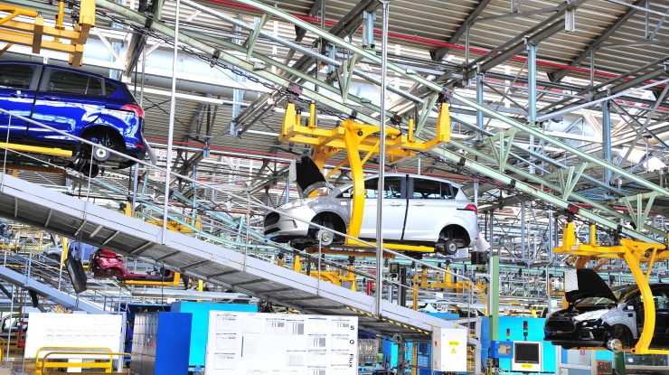 Uzinele auto de la Craiova și Mioveni ajustează producția auto în funcție de livrările microcipurilor.