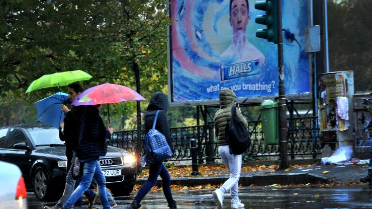 Cinci județe se află sub atenționare meteorologică de ploi însemnate cantitativ și intensificări ale vântului.