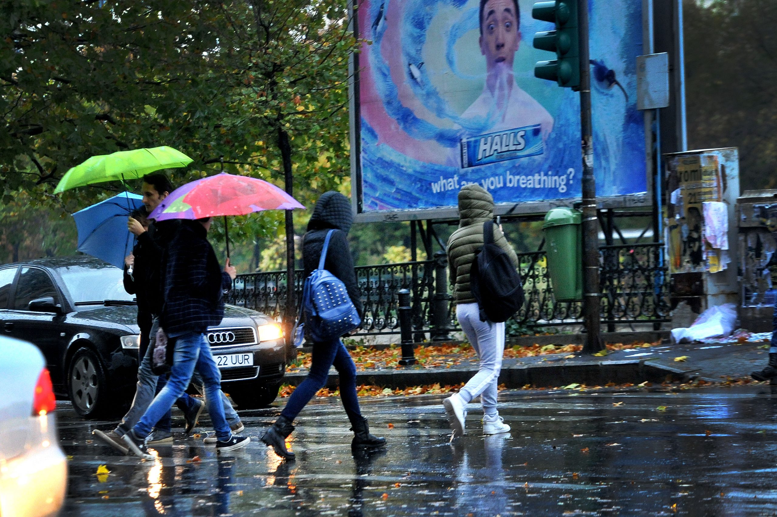 Începi weekendul cu vreme capricioasă. În București te așteaptă ploi ușoare mâine, dar duminică va apărea soarele