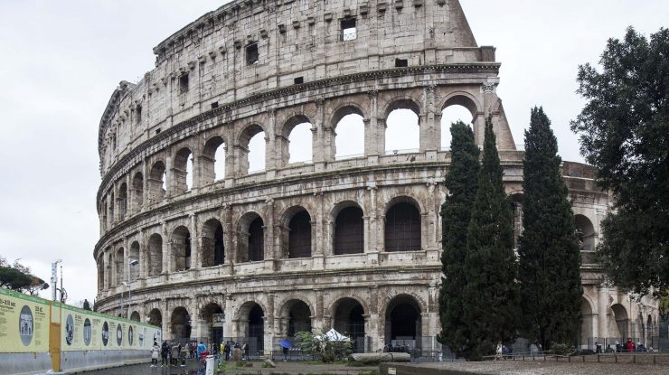 VIDEO. Un turist riscă până la cinci ani de închisoare după ce a gravat numele lui și al logodnicei sale pe Colosseum