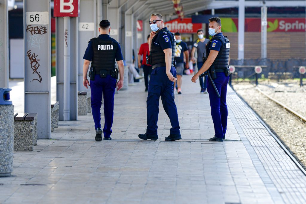 Politisti patruleaza pe un peron din Gara de Nord in timpul lansarii campaniei "Selfie-ul pe tren nu ia like-uri, ia vieti.", in Gara de Nord din Bucuresti, vineri, 17 iulie 2020. Poltia Romana si Compania Nationala Cai Ferate, impreuna cu Mercury 360 a lansat campania de prevenire a accidentelor produse prin electrocutare, in zonele feroviare, "Selfie-ul pe tren nu ia like-uri, ia vieti.".ANDREEA ALEXANDRU / MEDIAFAX FOTO