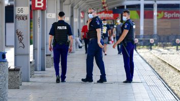 Politisti patruleaza pe un peron din Gara de Nord in timpul lansarii campaniei "Selfie-ul pe tren nu ia like-uri, ia vieti.", in Gara de Nord din Bucuresti, vineri, 17 iulie 2020. Poltia Romana si Compania Nationala Cai Ferate, impreuna cu Mercury 360 a lansat campania de prevenire a accidentelor produse prin electrocutare, in zonele feroviare, "Selfie-ul pe tren nu ia like-uri, ia vieti.".ANDREEA ALEXANDRU / MEDIAFAX FOTO