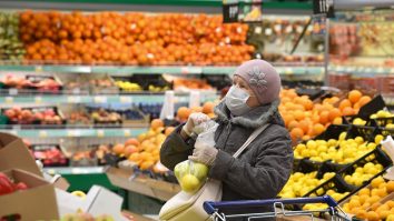 Inflația îi face pe români să cumpere alimente esențiale. Cumpărătorii au lăsat 34 de miliarde de dolari în supermarketuri, cu 46% mai mult decât în 2022