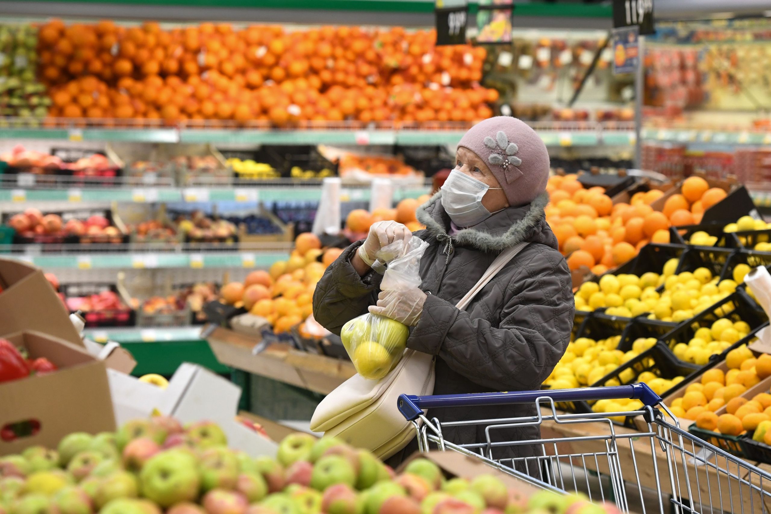 Inflația îi face pe români să cumpere alimente esențiale. Cumpărătorii au lăsat 34 de miliarde de dolari în supermarketuri, cu 46% mai mult decât în 2022