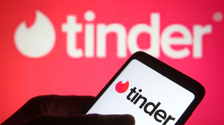 Tinder lansează o nouă funcție "Plus One" pentru a-i ajuta pe utilizatori să găsească o parteneră de nuntă.
