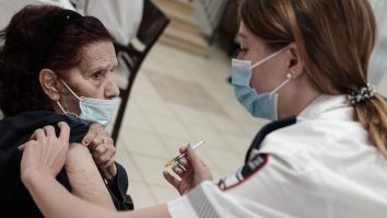 Israelienii pot pierde certificatul verde dacă nu fac doza booster.