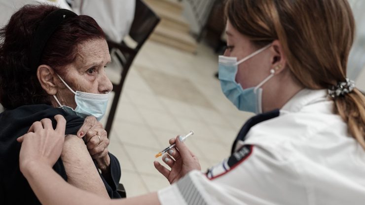 Israelienii pot pierde certificatul verde dacă nu fac doza booster.