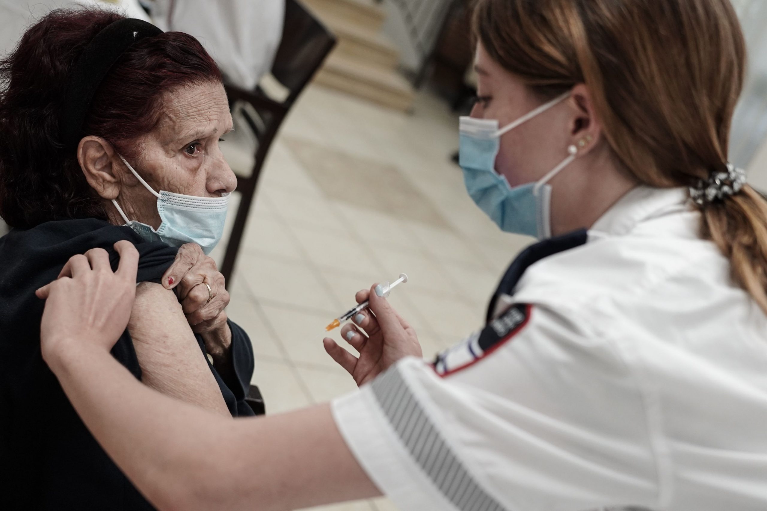 Două asistente din SUA au făcut 1,5 milioane de dolari din certificate false de vaccinare Covid-19