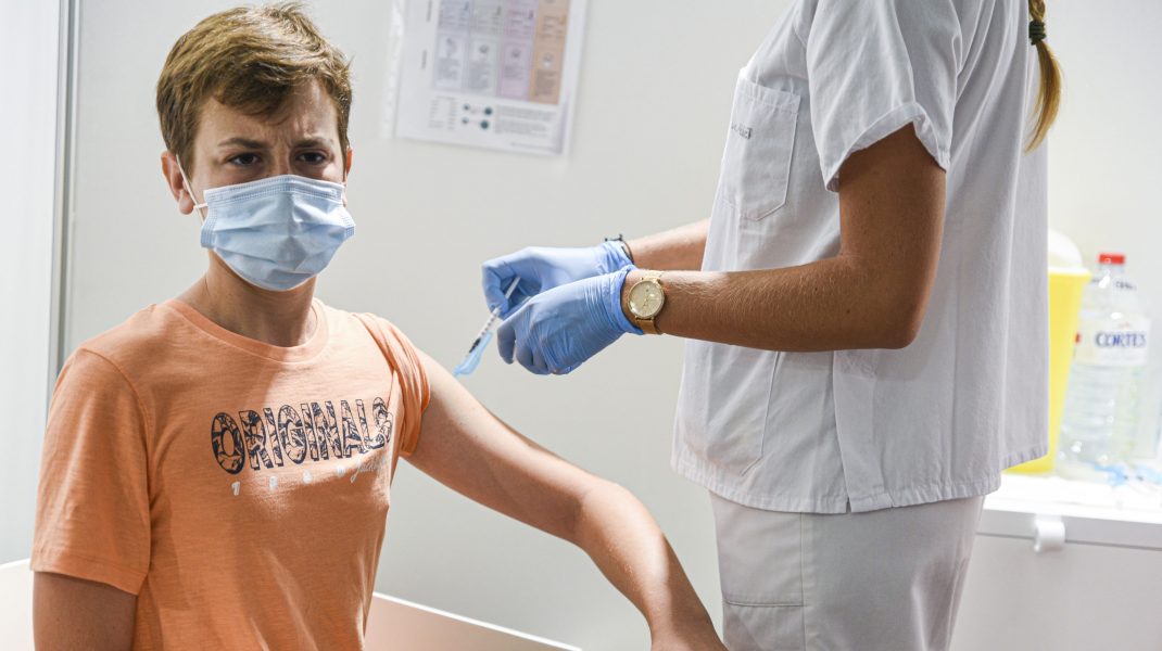 Danezii și suedezii sub 18 ani se pot vaccina în continuare cu Moderna, fără griji.