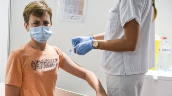 Danezii și suedezii sub 18 ani se pot vaccina în continuare cu Moderna, fără griji.