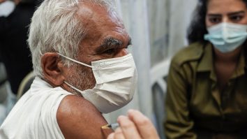 SUA analizează reducerea vârstei pentru doza booster cu vaccinul Pfizer