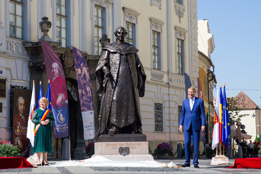 Președintele României Klaus Iohannis lângă statuia Brukenthal