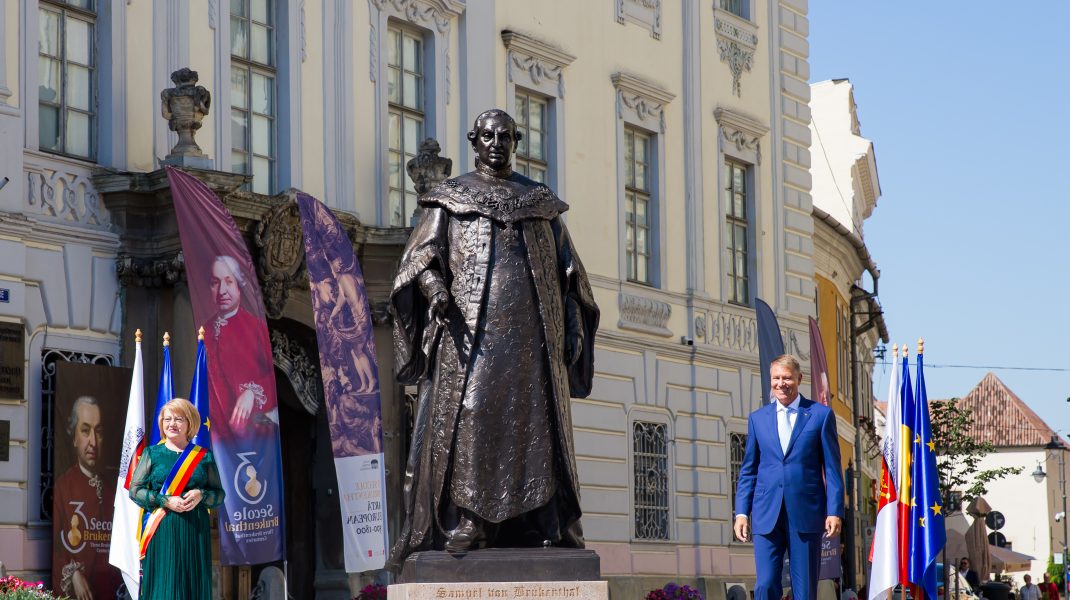 Președintele României Klaus Iohannis lângă statuia Brukenthal