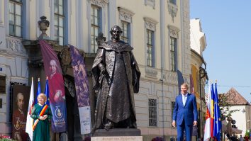 Președintele României Klaus Iohannis lângă statuia Brukenthal