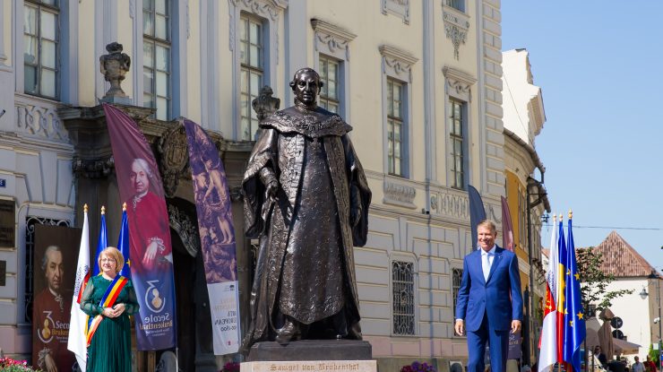 Președintele României Klaus Iohannis lângă statuia Brukenthal