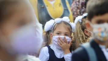 Studiu: Minorii se pot infecta cu COVID-19 la fel ca și adulții