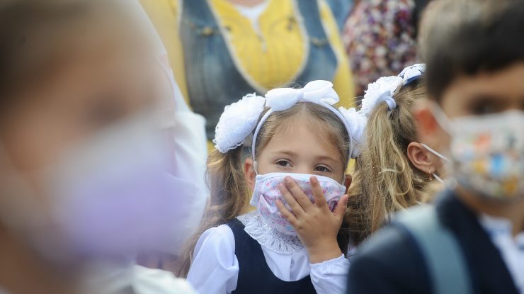 Studiu: Minorii se pot infecta cu COVID-19 la fel ca și adulții