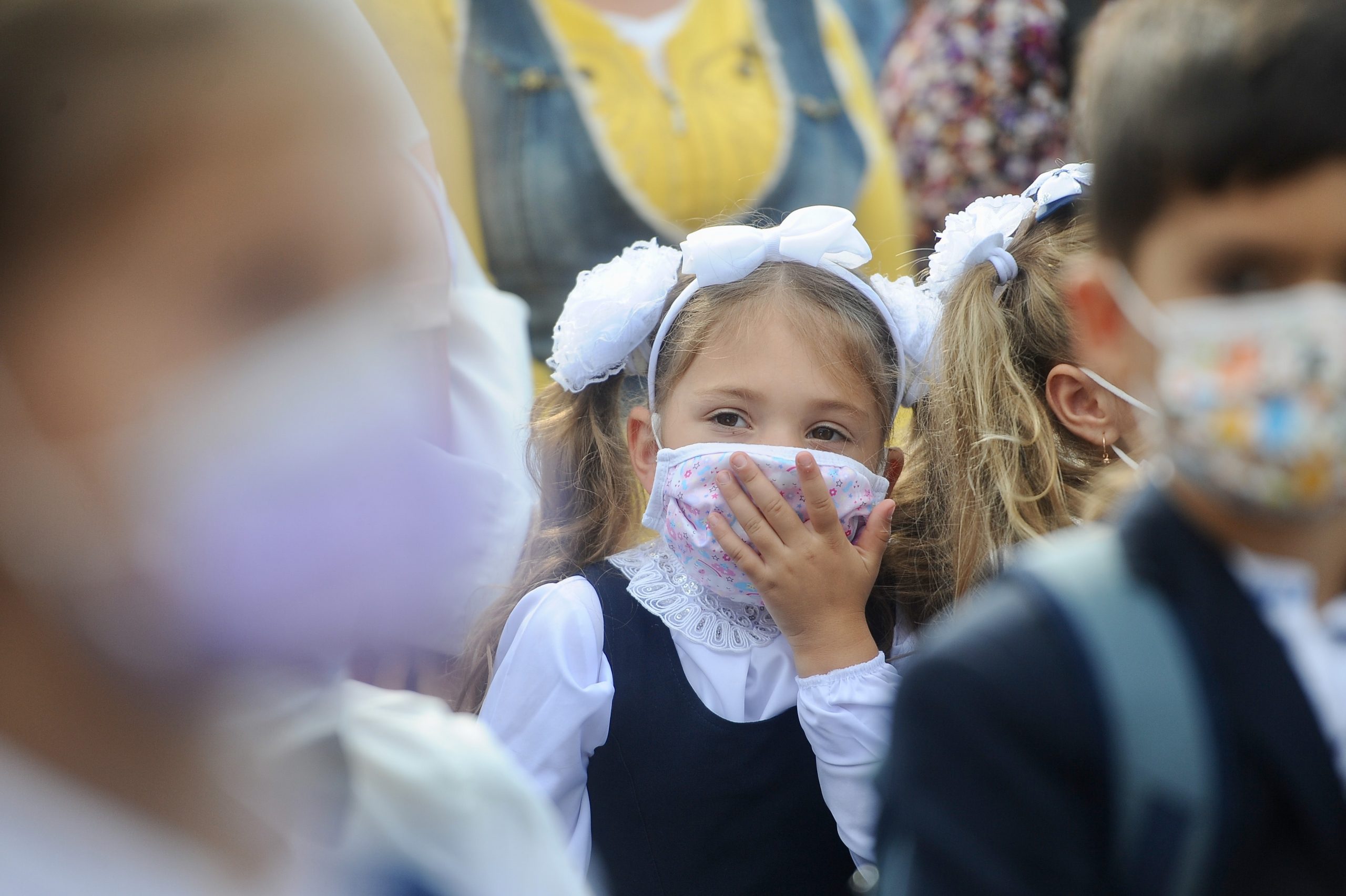 Studiu: Minorii se pot infecta cu COVID-19 la fel ca și adulții