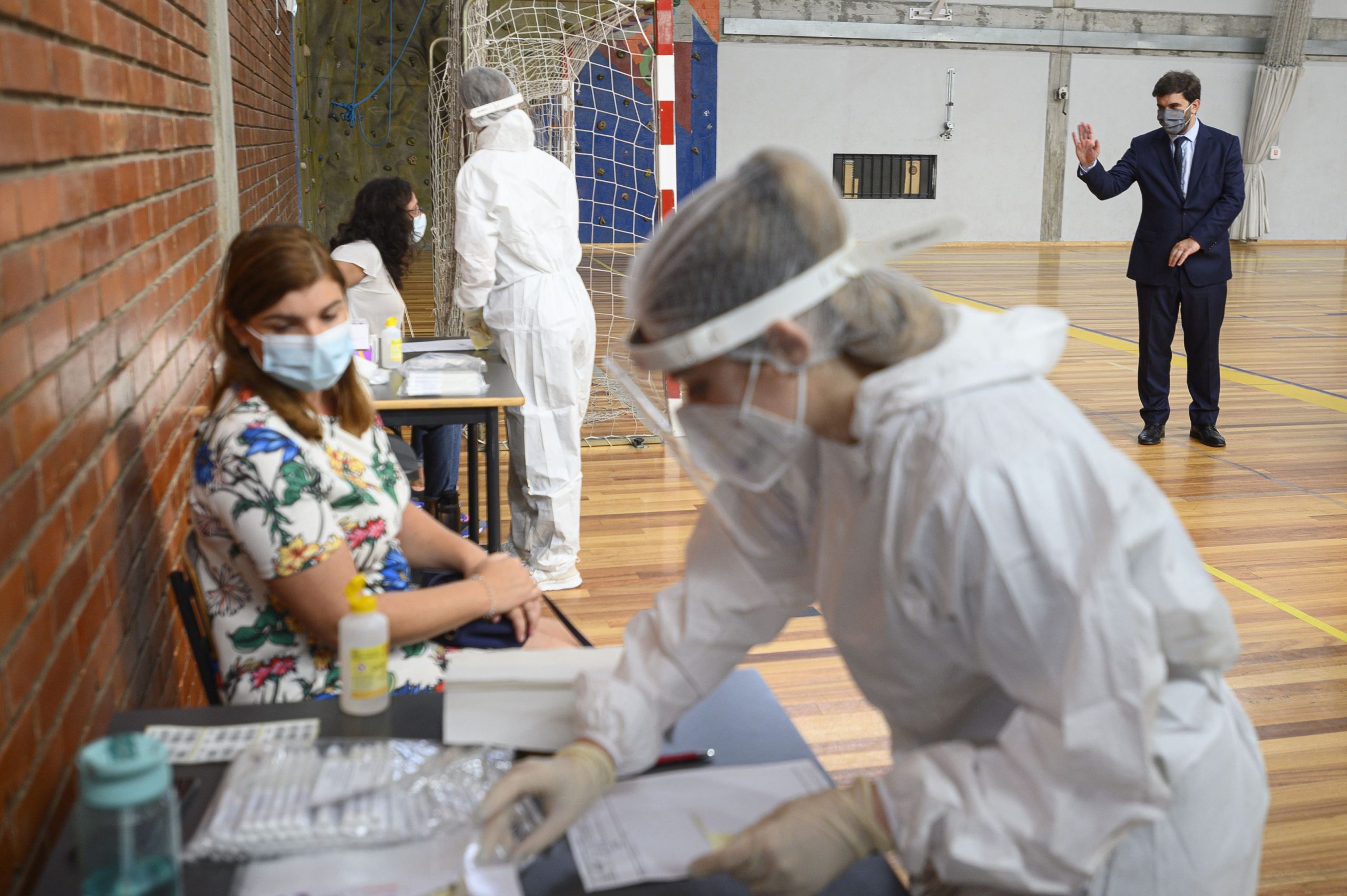 Ministrul Educației: 70 de milioane de teste pe bază de salivă vor fi distribuite în școli