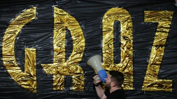 Singurul primar comunist din Uniunea Europeană. „Am același număr de telefon din 2005 și este public. Un Nokia vechi cu tastatură”