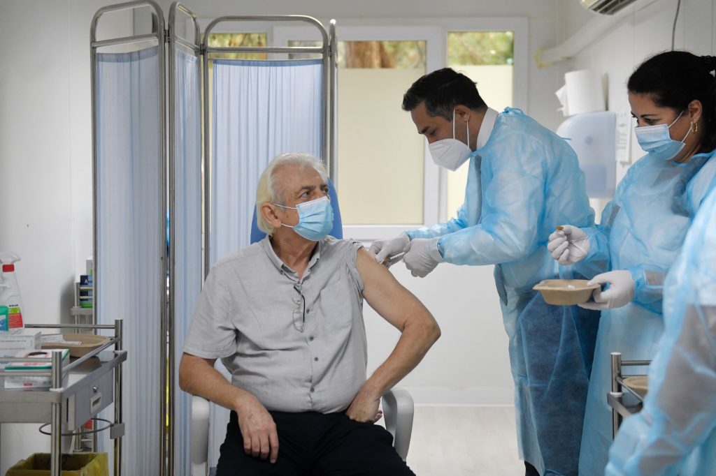Coordonatorul campaniei naţionale de vaccinare Valeriu Gheorghiţă a anunţat că joi a fost definitivată lista categoriilor de pacienţi pentru care se va recomanda vaccinarea cu trei doze iniţiale şi apoi una de rapel.