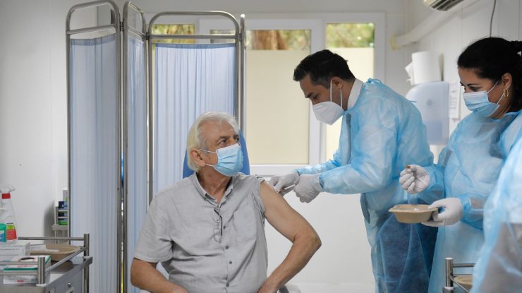 Coordonatorul campaniei naţionale de vaccinare Valeriu Gheorghiţă a anunţat că joi a fost definitivată lista categoriilor de pacienţi pentru care se va recomanda vaccinarea cu trei doze iniţiale şi apoi una de rapel.