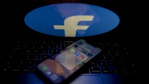 Facebook atrage din ce în ce mai puţini utilizatori tineri, utilizatori „preţioşi” din punct de vedere publicitar.