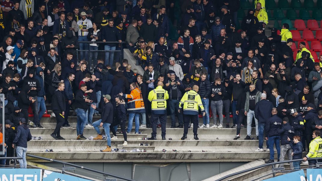 O tribună plină cu suporteri s-a prăbușit la finalul unui meci de fotbal