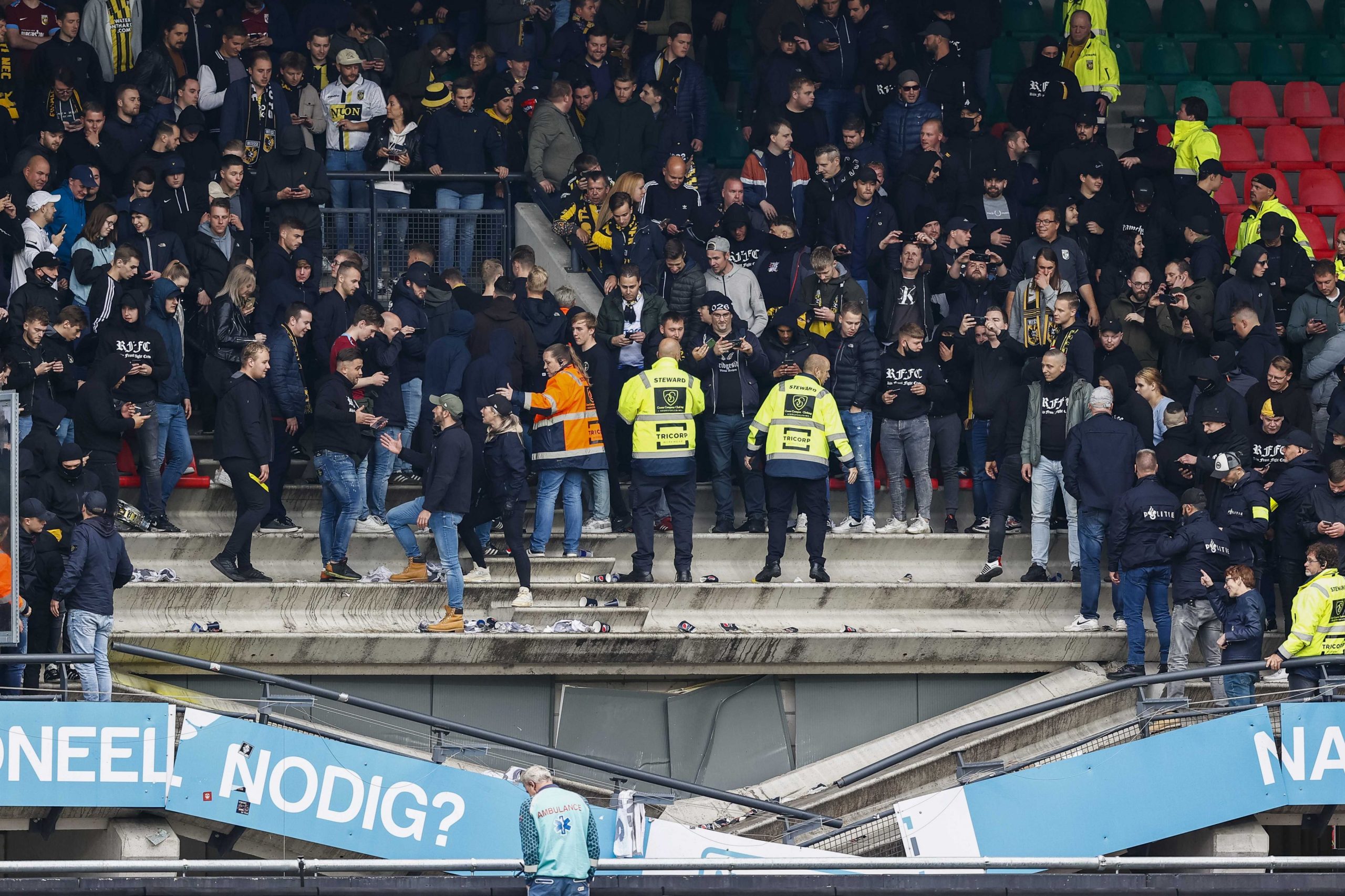 O tribună plină cu suporteri s-a prăbușit la finalul unui meci de fotbal