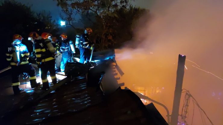 Incendiu puternic în București. O casă a ars în totalitate și există riscul ca focul să se extindă. FOTO-VIDEO