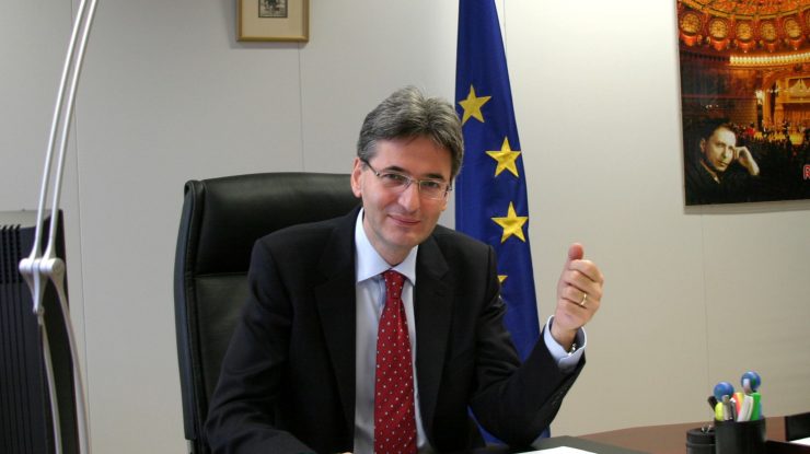 leoanrd orban la birou