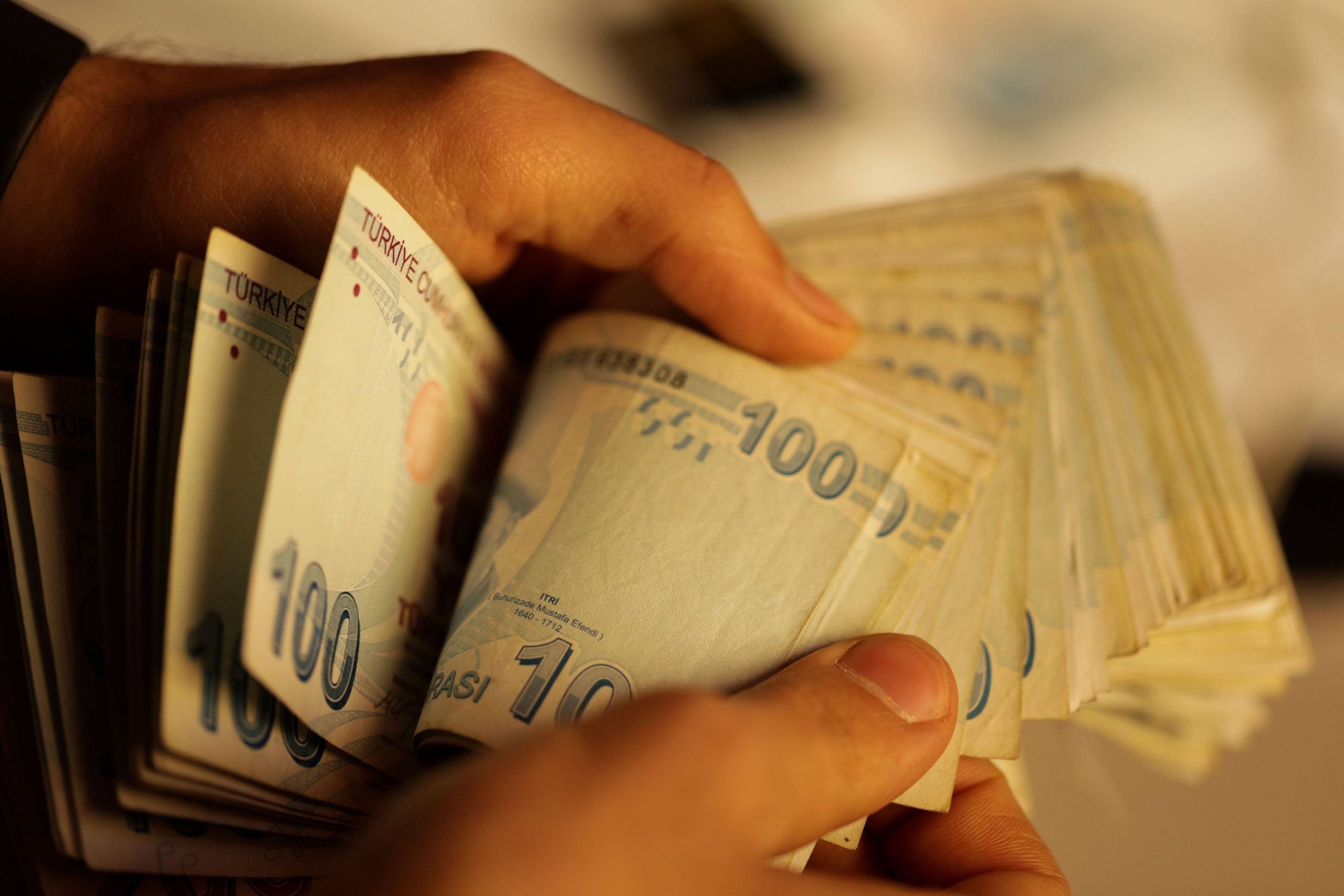 Lira turcească ajunge la un nou minim istoric după ce Erdogan a amenințat cu expulzarea ambasadorilor